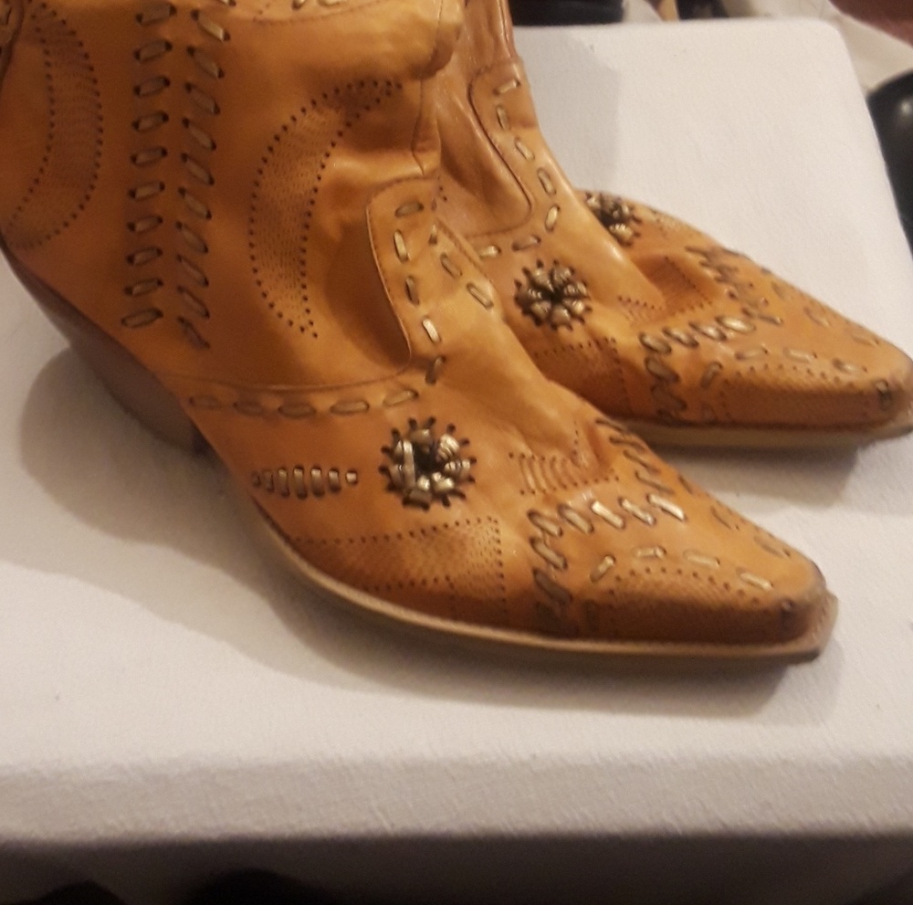 Boots..... BCBG - Picture 3 of 5